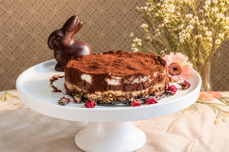 Schokoladenkuchen zu Ostern mit Schokohase und Pralinen von Elly Momberg