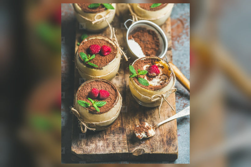 Spekulatius-Tiramisu mit Himbeeren, Kaffee und Kakao im Glas