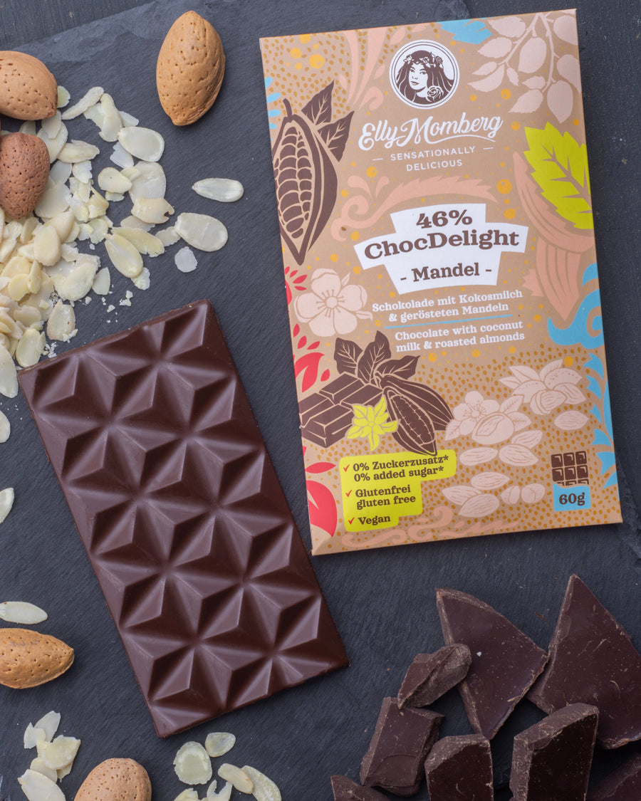 46% Schokoladentafel ChocDelight mit Mandeln ohne Zuckerzusatz und vegan von Elly Momberg, zeigt Schokolade und Mandeln neben Verpackung