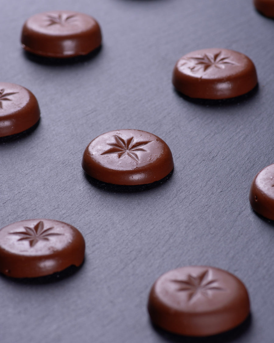 Elly Momberg, Schokotropfen zum Backen und für Desserts; Snack, zuckerfrei, vegan, glutenfrei, keto, kohlenhydratreduziert, Diabetiker, Diät, Abnehmen laktosefrei, Lebensmittelallergie, Allergiker
Elly Momberg, chocolate drops for baking, desserts, treat, keto, sugar free, vegan, gluten free, lower carb, diabetics, diat, allergies, lactose free