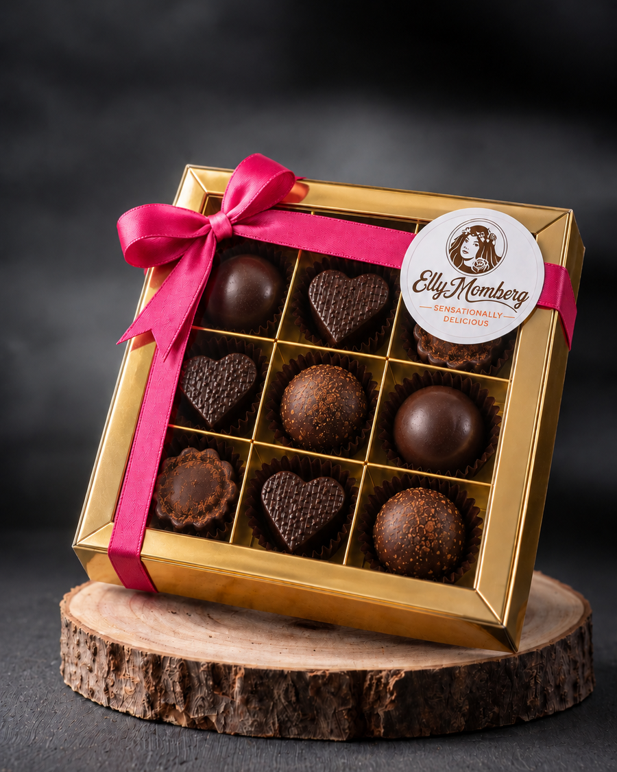 Bio Keto Pralinen Geschenkbox von Elly Momberg mit vier veganen Pralinensorten ohne Zuckerzusatz auf Holzuntersetzer