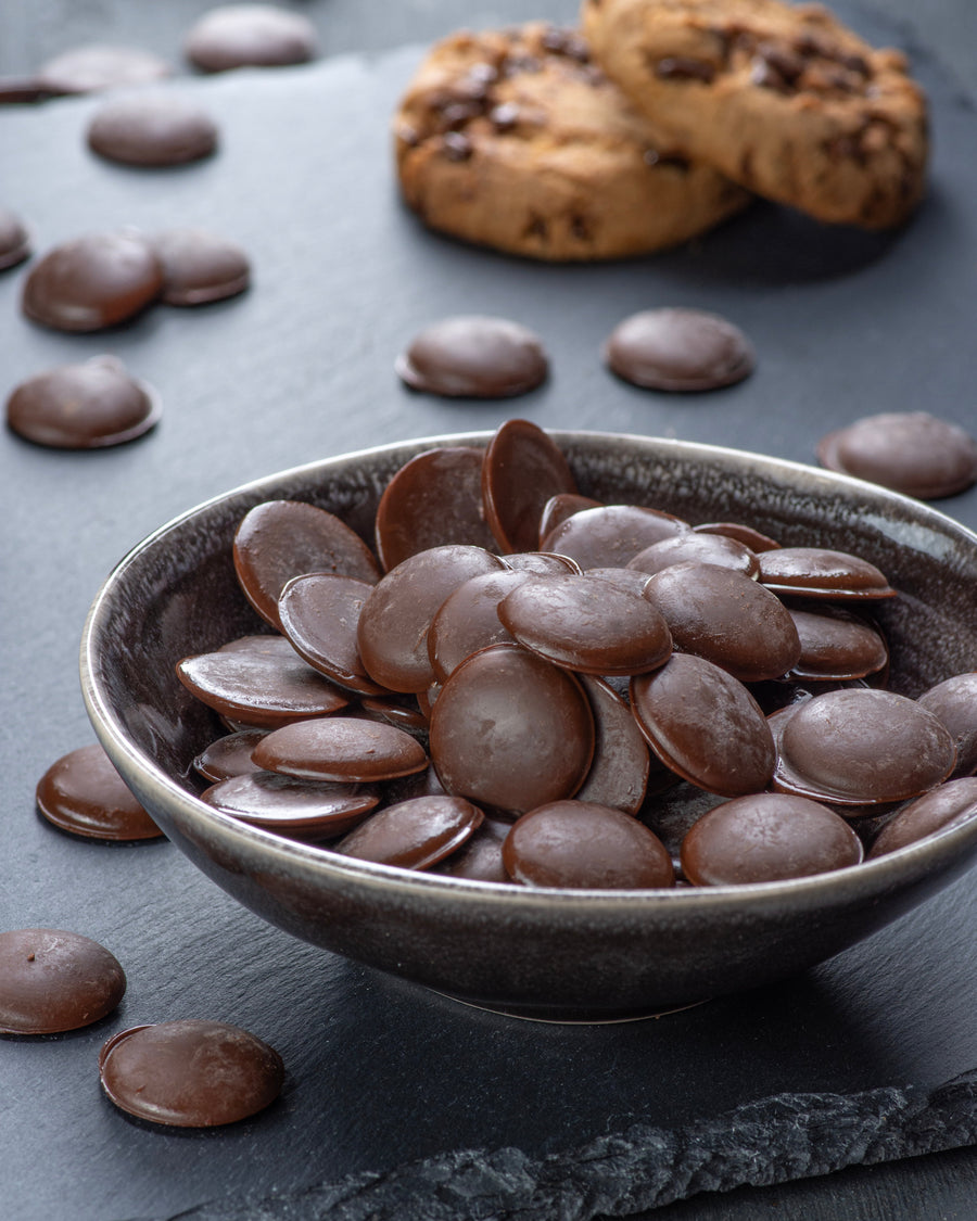 Bio Keto Schokodrops vegan zum Backen oder für Desserts von Elly Momberg, Bild mit Schokodrops und Plätzchen