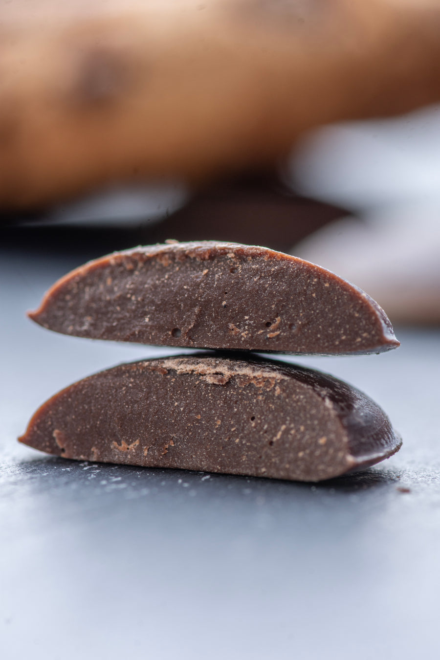 Bio Keto Schokodrops aufgeschnitten, zeigt Konsistenz