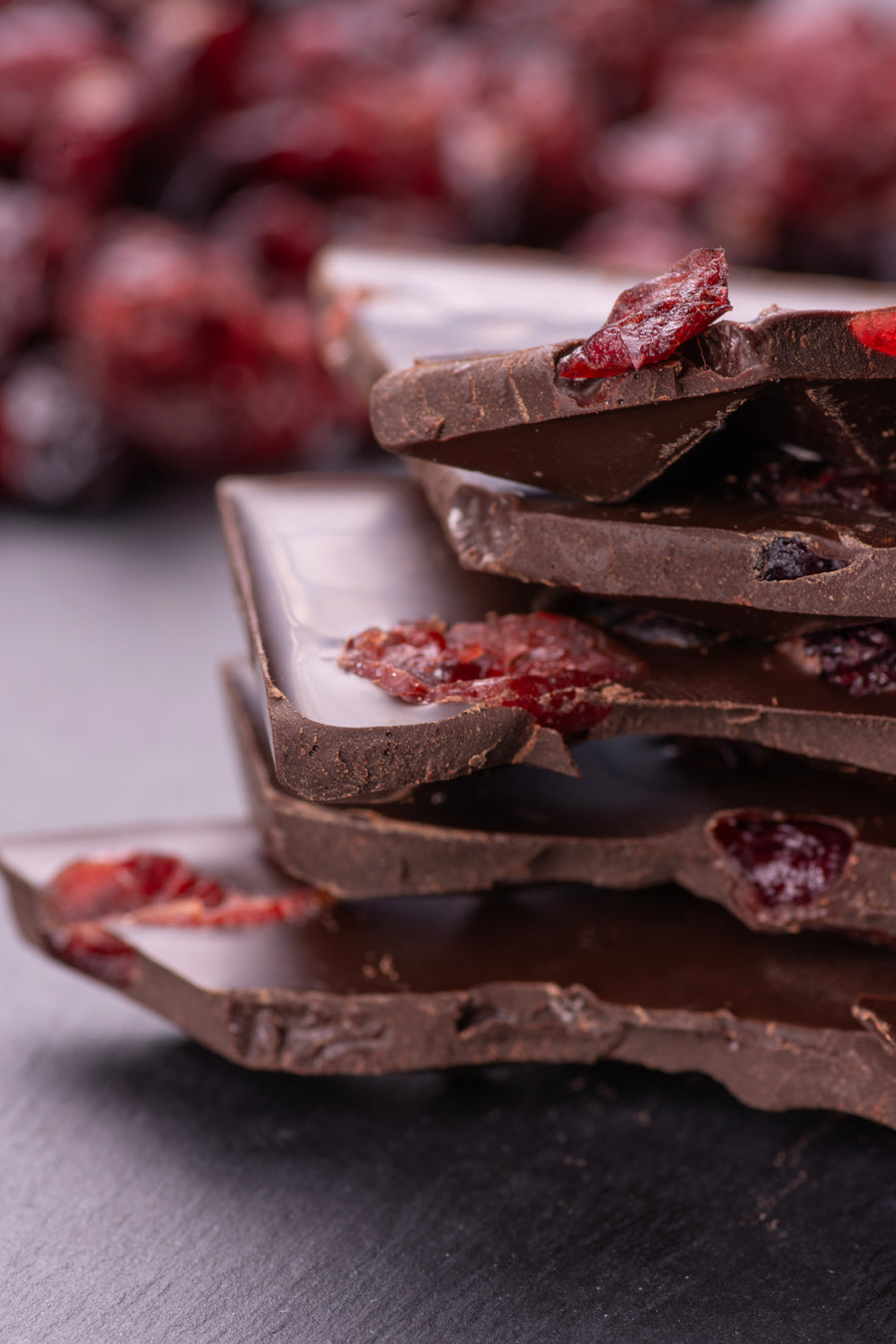 46 % Schokoladentafel ChocDelight mit Mandeln, ohne Zuckerzusatz und vegan von Elly Momberg, zeigt Schokolade und Mandeln neben Verpackung