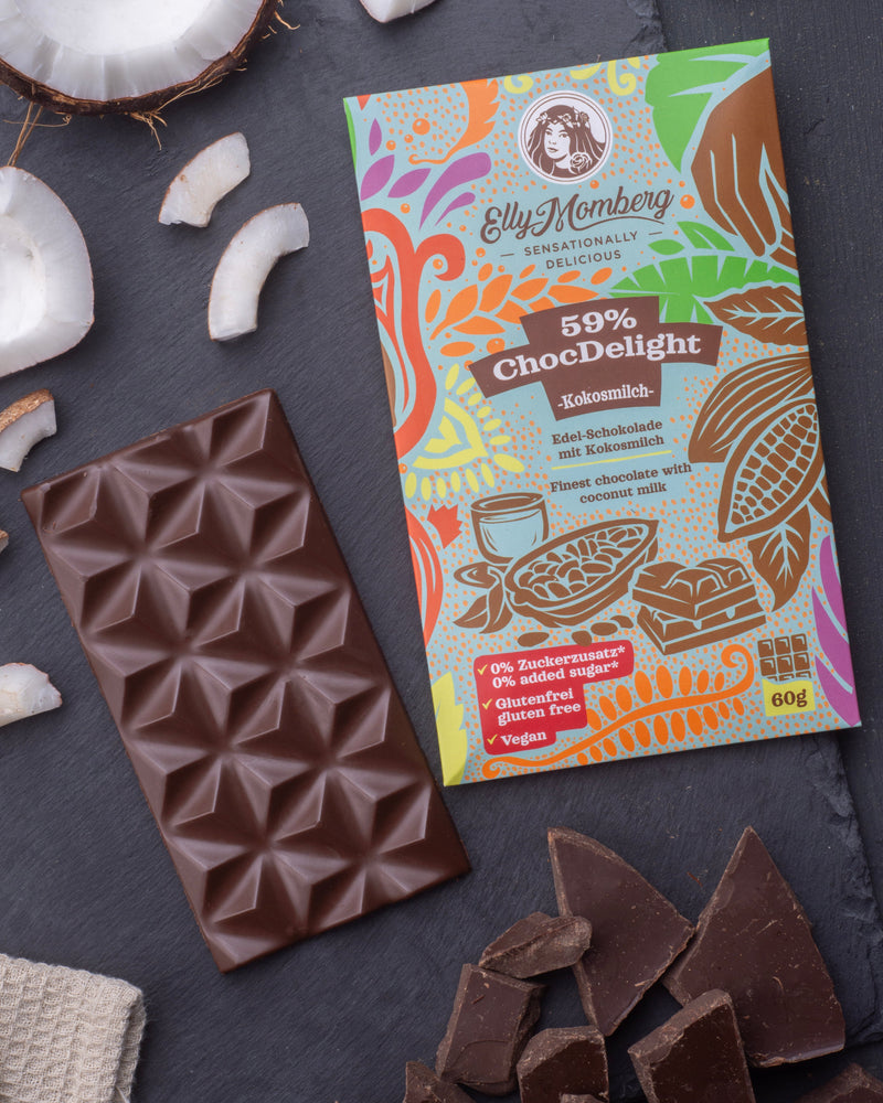 ChocDelight Kokosmilch Schokolade 59%, vegan und ohne Zuckerzusatz von Elly Momberg. zeigt Schokolade mit Verpackung und Kokosstücken