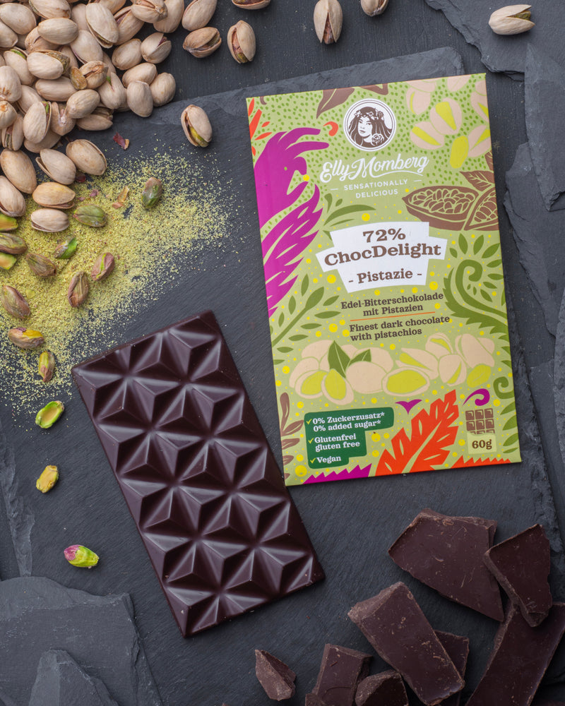 72% Schokoladentafel ChocDelight mit gerösteten Pistazien ohne Zuckerzusatz und vegan von Elly Momberg, zeigt Schokolade und Pistazien neben Verpackung