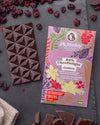  84% Zartbitter Schokoladentafel ChocDelight mit Cranberries ohne Zuckerzusatz und vegan von Elly Momberg, zeigt Schokolade und Cranberries neben Verpackung