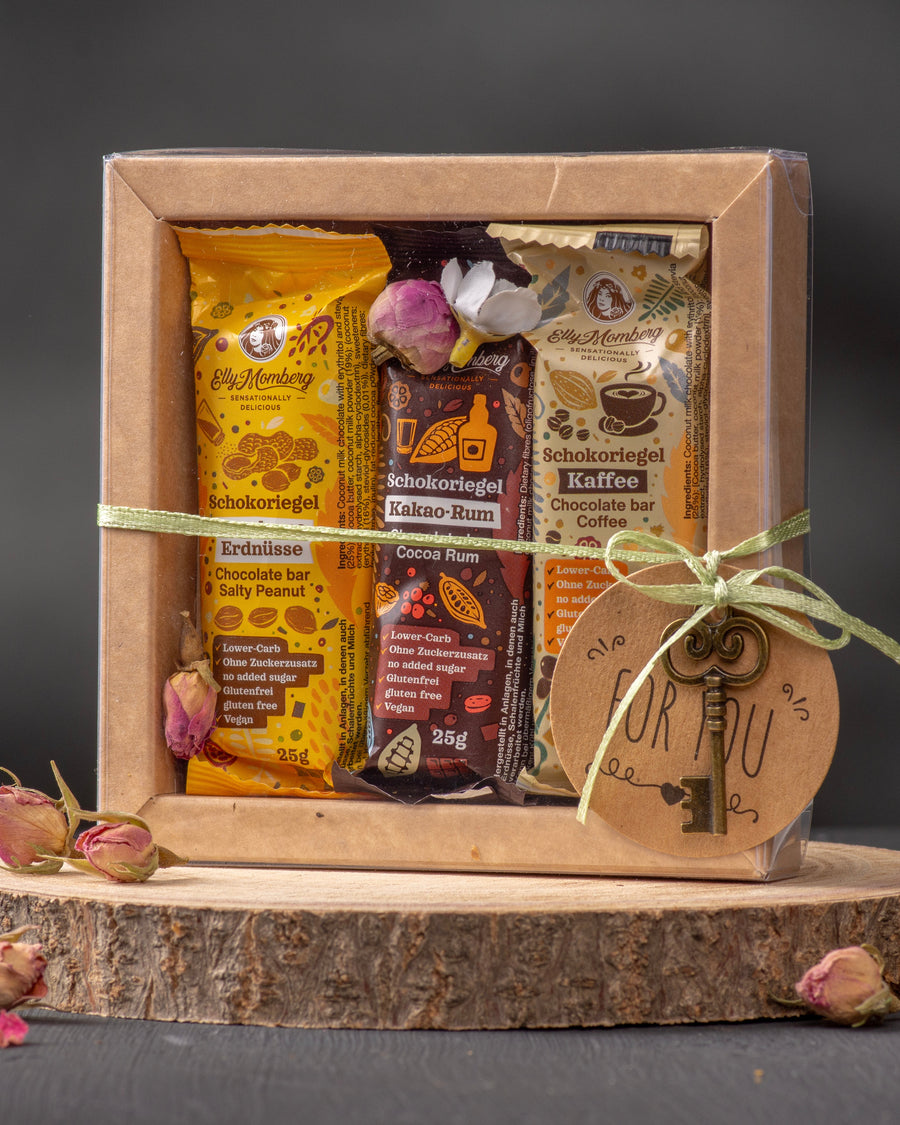 Geschenkbox mit 3 verschieden Schokoriegel - Gesalzene Erdnuss, Kakao-Rum und Kaffee von Elly Momberg. 