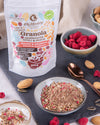 Bio Rohkost Granola mit Mandeln, Himbeeren und Carob vom Johannsibrotbaum. Rohkost Müsli ohne Zuckerzusatz. 