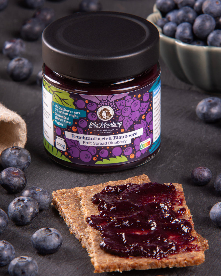 Sauerkirsch-Fruchtaufstrich, Marmelade mit Erythrit gesüßt. Ohne Zuckerzusatz, Vegan und Glutenfrei . Mit zwei Crackers und dem Brotaufstrich. 