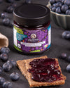Sauerkirsch-Fruchtaufstrich, Marmelade mit Erythrit gesüßt. Ohne Zuckerzusatz, Vegan und Glutenfrei . Mit zwei Crackers und dem Brotaufstrich. 