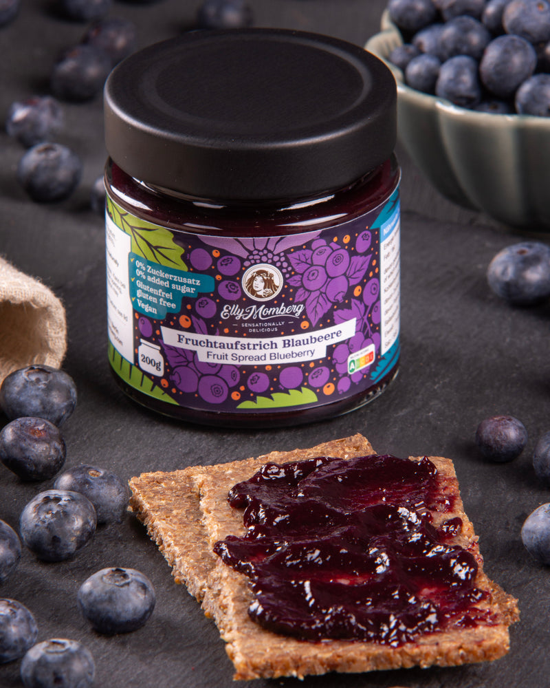 Sauerkirsch-Fruchtaufstrich, Marmelade mit Erythrit gesüßt. Ohne Zuckerzusatz, Vegan und Glutenfrei . Mit zwei Crackers und dem Brotaufstrich. 