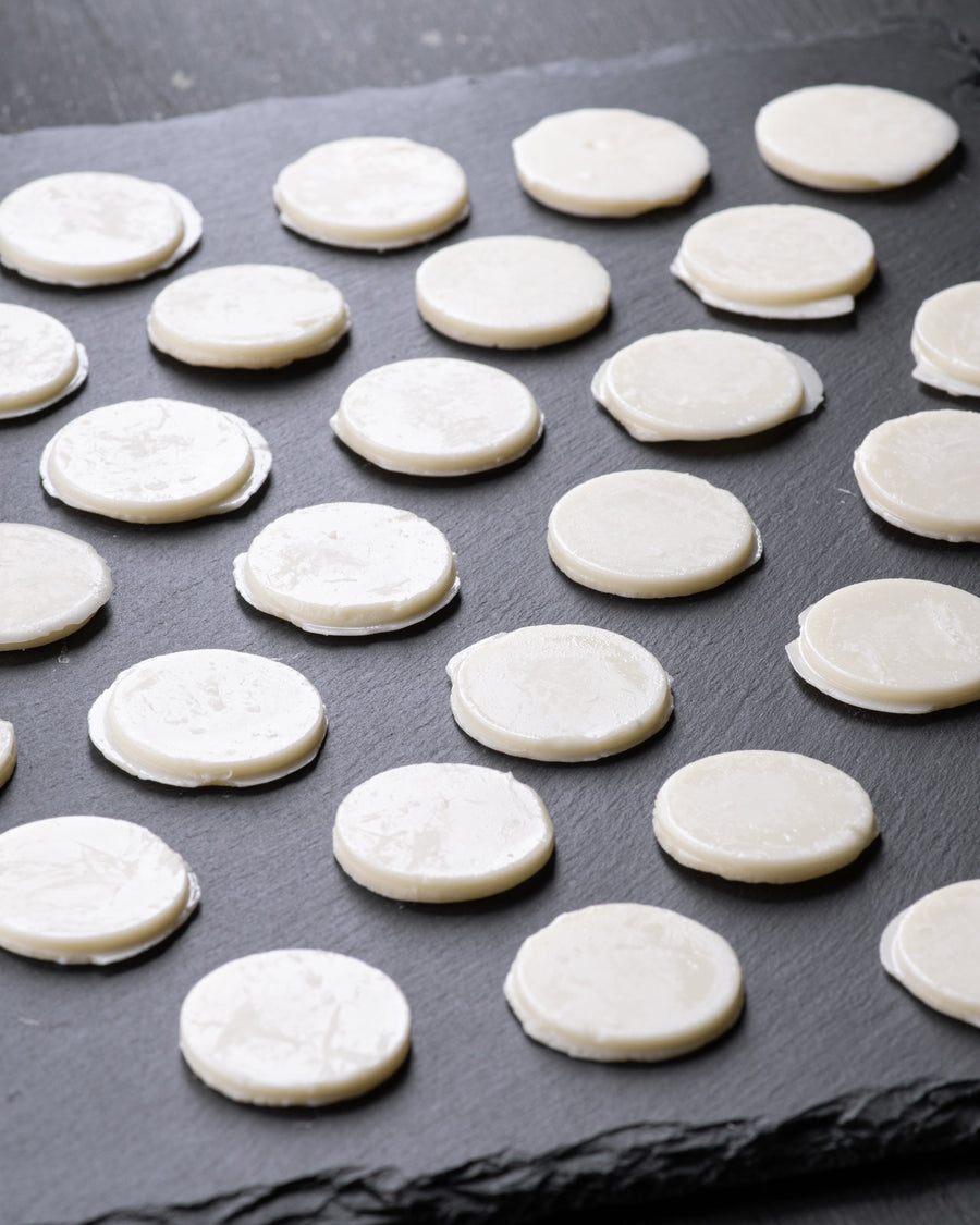 Elly Momberg, weiße Schokolade, Schokotropfen/Chips/Coins zum Backen und für Desserts; Snack, keto, zuckerfrei, vegan, glutenfrei, ohne Zuckerzusatz, Diabetiker, Diät, Abnehmen, laktosefrei, Lebensmittelallergie

Elly Momberg, white chocolate, chocolate drops, chips, coins for baking, desserts, treat, keto, sugar free, vegan, gluten free
