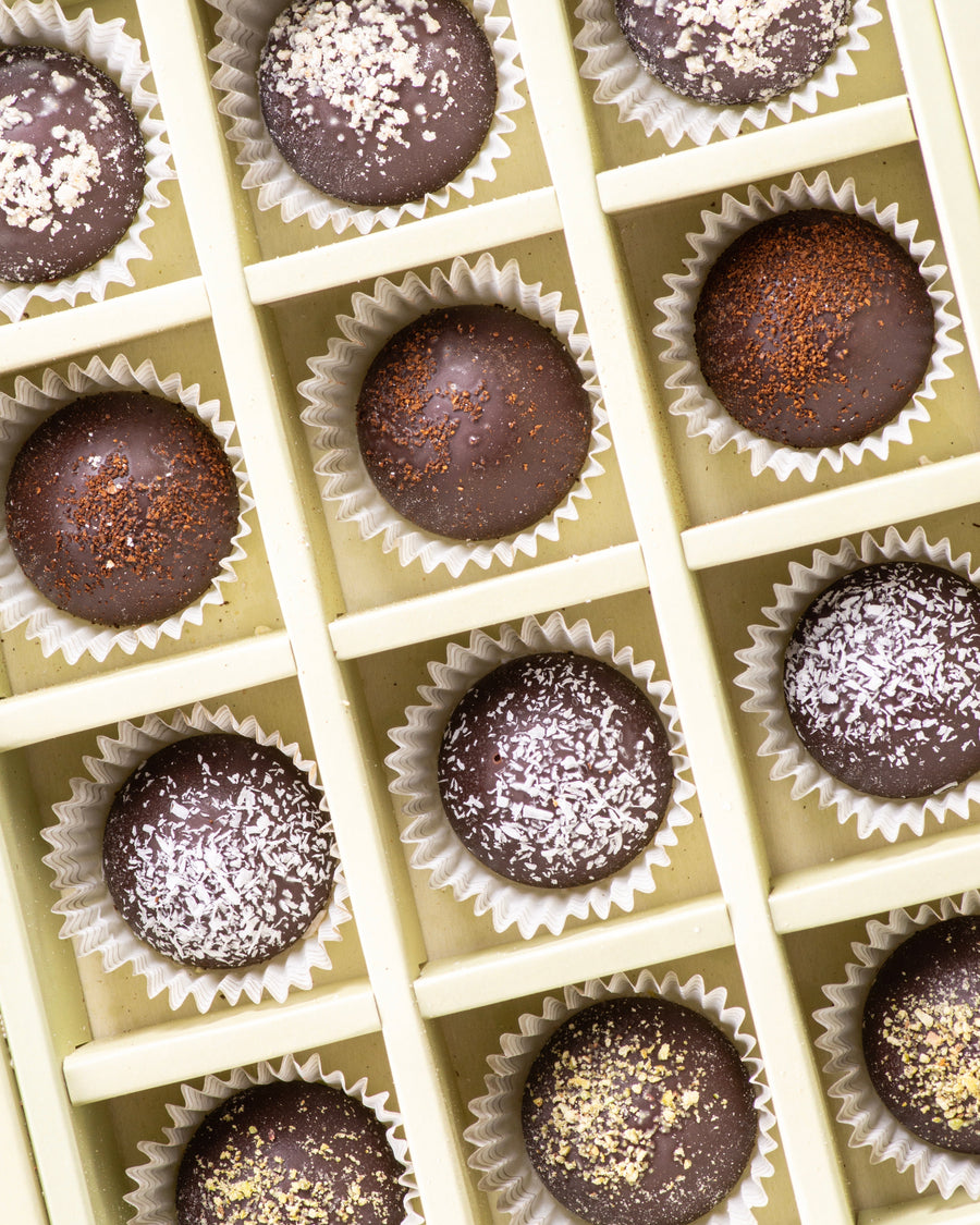Elly Momberg Pralinen Pistazie, Haselnuss, kokos, Kaffee, ohne Zuckcerzusatz, vegan, glutenfrei, keto freundlich, zuckerfrei, Diabetiker

Truffles pralines, hazelnut, coconut, pistachio, coffee, keto, ketogenic diet, sugar-free/no added sugar, vegan, gluten-free, chocolate, diabetics