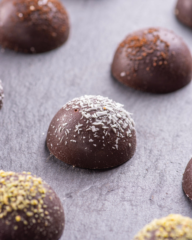 Elly Momberg Pralinen Pistazie, Haselnuss, kokos, Kaffee, ohne Zuckcerzusatz, vegan, glutenfrei, keto freundlich, zuckerfrei, Diabetiker

Truffles pralines, hazelnut, coconut, pistachio, coffee, keto, ketogenic diet, sugar-free/no added sugar, vegan, gluten-free, chocolate, diabetics