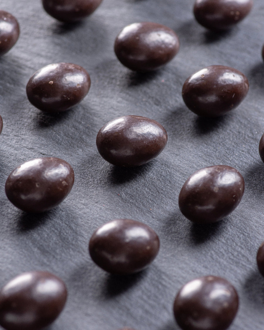 Elly Momberg, dragees, chocolate, treat, keto, sugar free, vegan, gluten, gift, coated nuts, raspberry, almonds, hazelnuts, orange chocolate slices, dark chocolate

Elly Momberg Dragees – Schokolade, zuckerfrei, vegan, glutenfrei; Keto‑Snack.
schokolierte Nüsse: Himbeere, Mandeln, Haselnüsse.
Orangenschokoladen‑Scheiben, Zartbitterschokolade.
Perfekt als Geschenk / süße Nascherei.