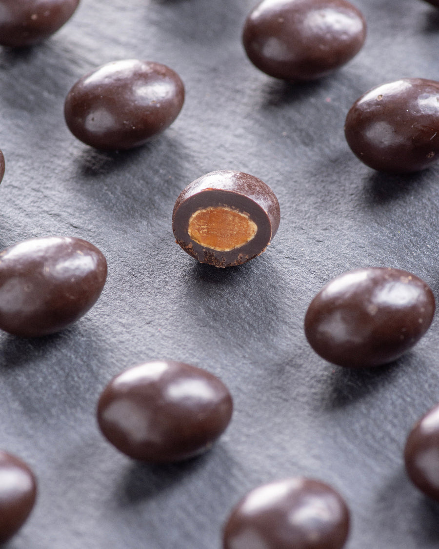 Elly Momberg, dragees, chocolate, treat, keto, sugar free, vegan, gluten, gift, coated nuts, raspberry, almonds, hazelnuts, orange chocolate slices, dark chocolate

Elly Momberg Dragees – Schokolade, zuckerfrei, vegan, glutenfrei; Keto‑Snack.
schokolierte Nüsse: Himbeere, Mandeln, Haselnüsse.
Orangenschokoladen‑Scheiben, Zartbitterschokolade.
Perfekt als Geschenk / süße Nascherei.