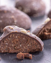 Bio Pralinen, Trüffel, Haselnuss, Kakao Nibs, Keto, vegan,  ohne Zuckerzusatz, glutenfrei, Ketodiät, Ketoernährung, ohne Zucker, zuckerfrei, Schokoalde, Diabetiker, Elly Momberg

Organic Truffles pralines, hazelnut, keto, ketogenic diet, sugar-free/no added sugar, vegan, gluten-free, chocolate, diabetics