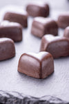 Muttertags Lieblings-Geschenkset  – Ein Geschenk von Herzen – Haselnusspralinen, Schokoladenriegel, Marzipan, Keto-Zartbitterschokolade, handgemachte Schokoladenkreationen, HERZ