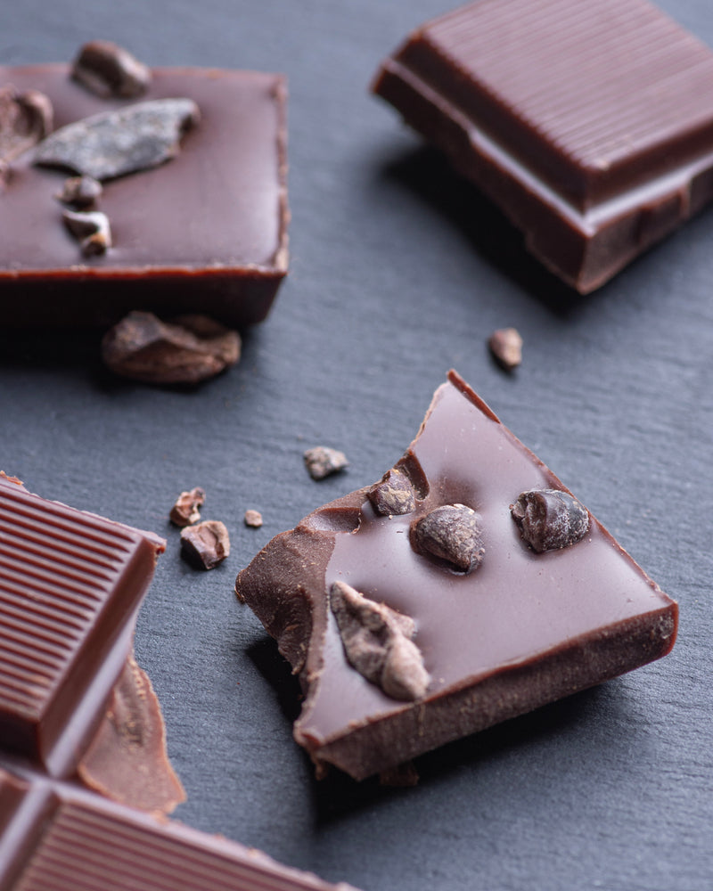 Elly Momberg, Schokoladentafel, keto, ohne Zuckerzusatz/zuckerfrei, vegan, ketogene Diät, Diät; 56% Zartbitterschokolade mit Kakaonibs, kohlenhydratreduziert

chocolate bar with Keto, no added sugar sugar free, vegan, ketodiet, diet, 56% chocolate delight dark cacao nibs, lower carb