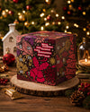 Adventskalender mit Weihnachtsbaum im Hintergrund. 