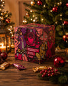 Adventskalender mit Weihnachtsbaum im Hintergrund und Schokoriegel von Elly Momberg auf der Abstellfläche. 