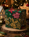 Der Elly Momberg Adventkalender auf Holz mit weihnachtlichem Hintergrund. 