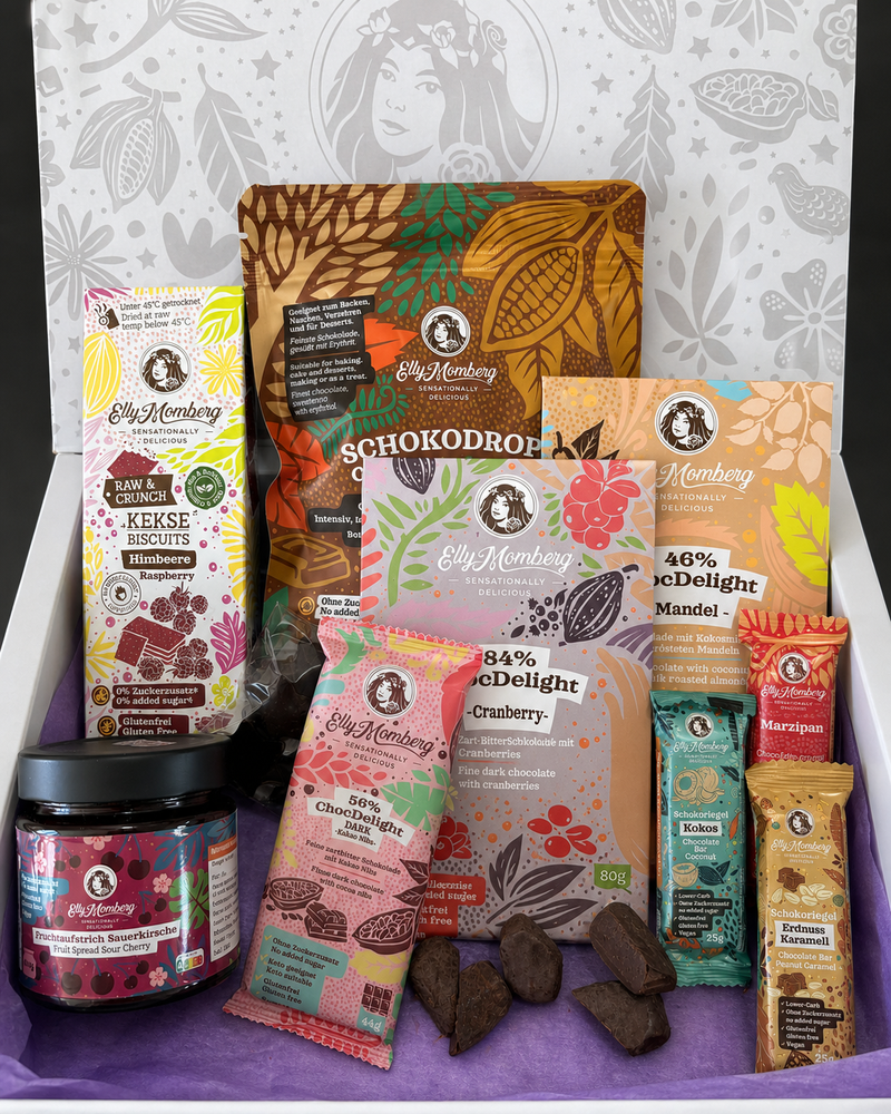 Probier-Set Groß als geöffnete Box mit den Kekse, Aufstrich, Schokodrops, Schokolade und Riegel vorhanden. 