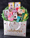 Geburtstagstasche Deluxe mit Schokolade, Pralinen, Riegeln, Keksen, Crackern und Carob Delight von Elly Momberg