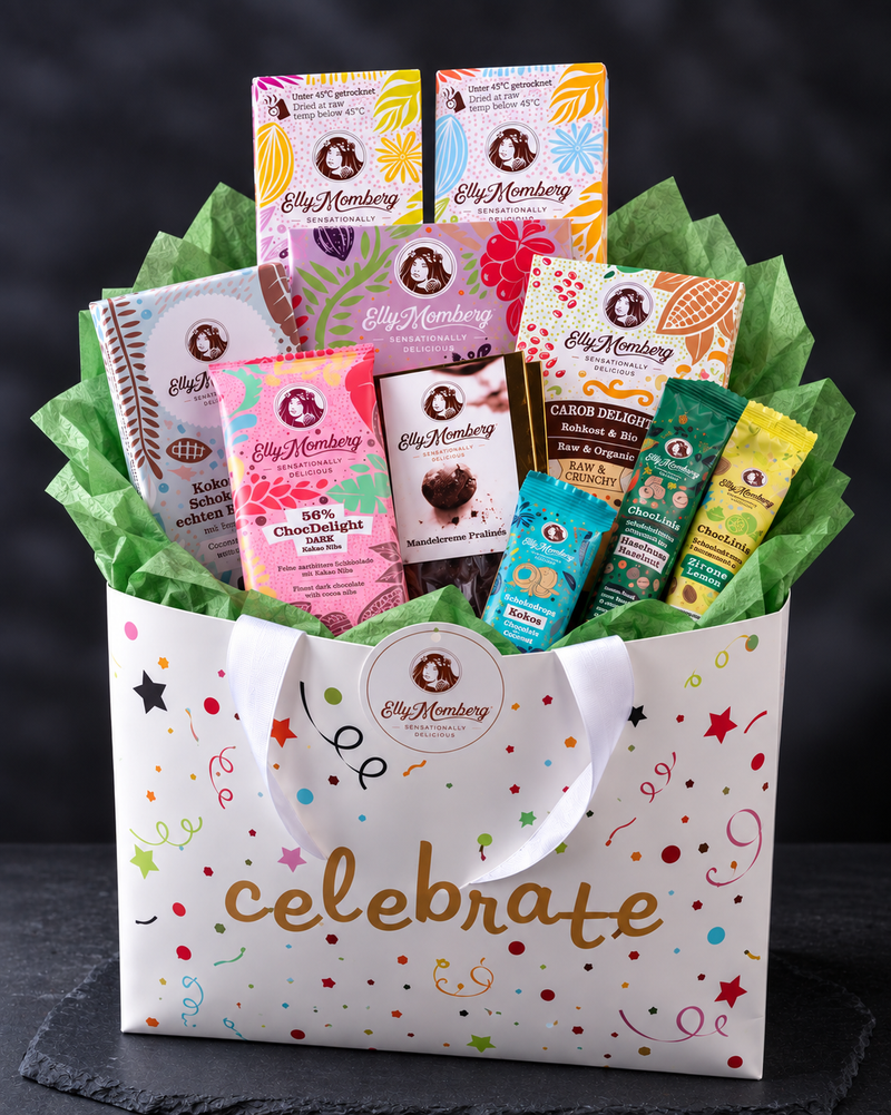 Geburtstagstasche Deluxe mit Schokolade, Pralinen, Riegeln, Keksen, Crackern und Carob Delight von Elly Momberg