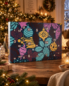 Mit 24 Türchen der Premium Elly Momberg Adventskalender auf weihnachtliche Hintergrund. 
