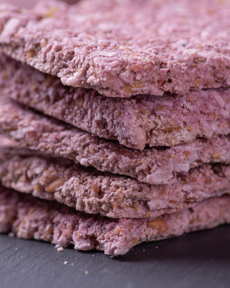 Bio Rohkost Kekse Himbeere ohne Zuckerzusatz und glutenfrei. Zeigt Kekse ohne Verpackung