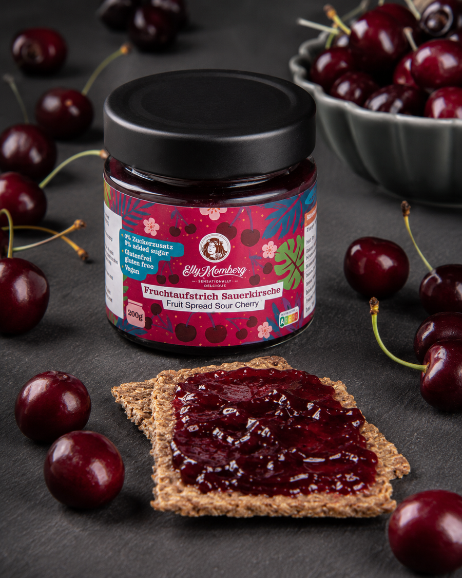 Sauerkirsch-Fruchtaufstrich mit Erythrit gesüßt. Ohne Zuckerzusatz, Vegan und Glutenfrei . Mit zwei Crackers und dem Brotaufstrich. 