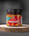 Glas Marmelade ohne Zuckerzusatz von Elly Momberg auf einem Holzuntersetzer