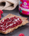 Fruchtaufstrich Himbeere von Elly Momberg zeigt den Aufstrich auf 2 Crackern