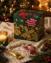 Der grüne Weihnachtskalender von Elly Momberg für die Adventszeit 2026. Mit weihnachtlichem Hintergrund. 