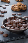 Bio Keto Schokodrops vegan zum Backen oder für Desserts von Elly Momberg, Bild mit Schokodrops und Plätzchen