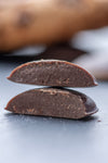 Bio Keto Schokodrops aufgeschnitten, zeigt Konsistenz