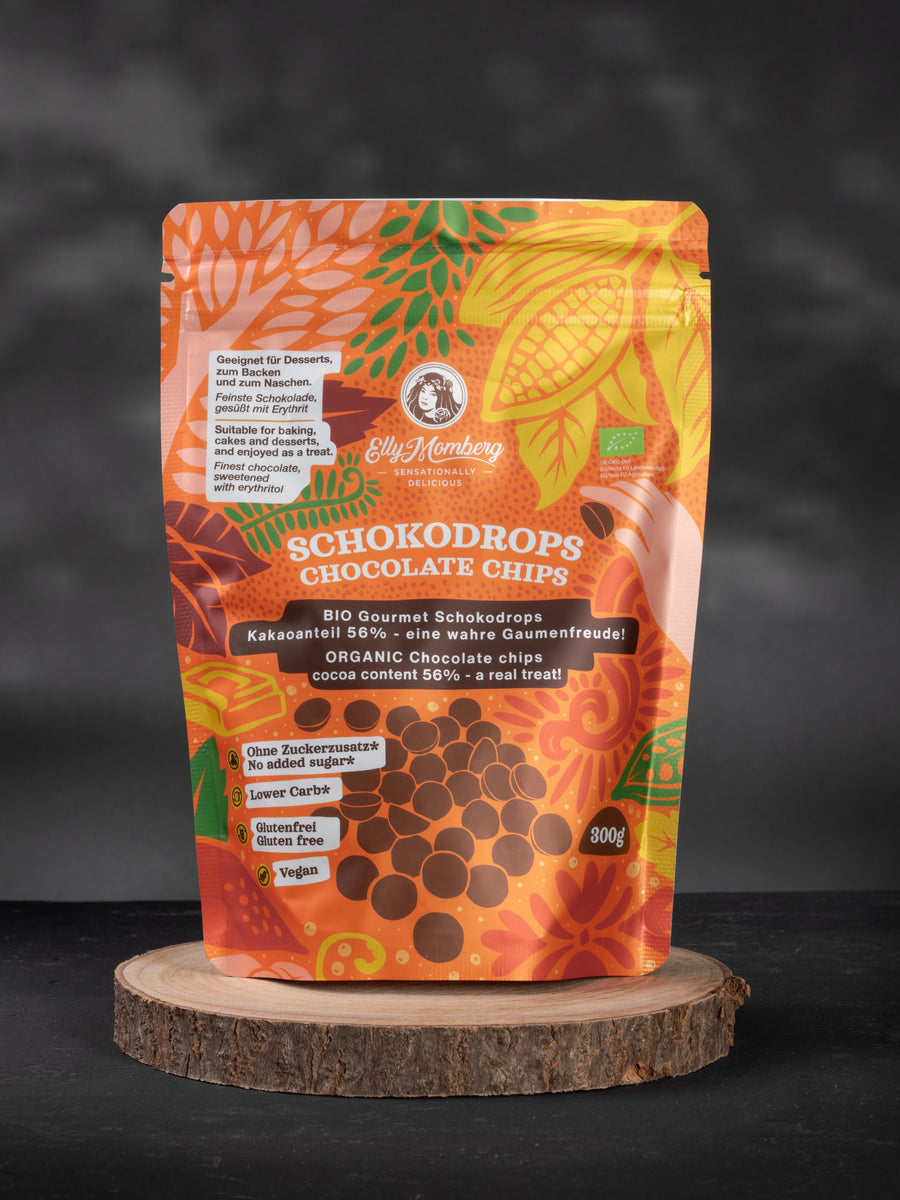 Bio Keto Schokodrops 56 Prozent mit Erythrit und Inulin von Elly Momberg, Packung auf Holzuntersetzer