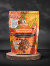 Bio Keto Schokodrops 56 Prozent mit Erythrit und Inulin von Elly Momberg, Packung auf Holzuntersetzer
