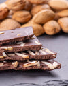 46 %  Schokoladentafel ChocDelight mit Mandeln, ohne Zuckerzusatz und vegan von Elly Momberg, zeigt Schokoladenstücke mit Mandelsplittern