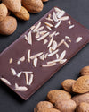 Schokoladentafel ChocDelight 46% Kokosmilchschokolade mit gerösteten Mandeln ohne Zuckerzusatz und vegan von Elly Momberg, zeigt Schokotafel mit Mandelsplittern und Mandeln