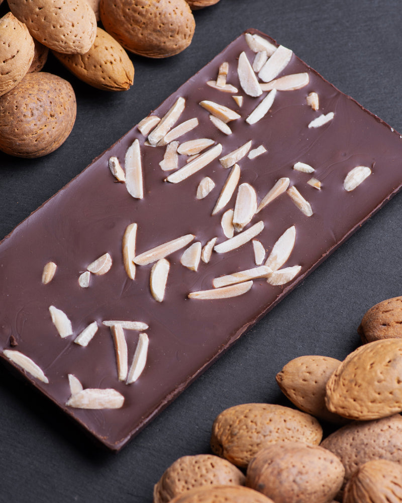 Schokoladentafel ChocDelight 46% Kokosmilchschokolade mit gerösteten Mandeln ohne Zuckerzusatz und vegan von Elly Momberg, zeigt Schokotafel mit Mandelsplittern und Mandeln