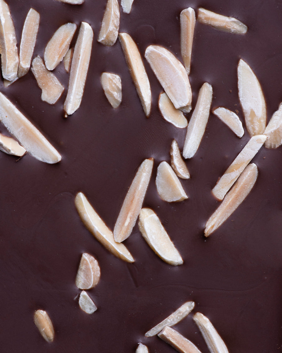 46 %  Schokoladentafel ChocDelight mit Mandeln, ohne Zuckerzusatz und vegan von Elly Momberg, close up Schokolade und mandelsplitter