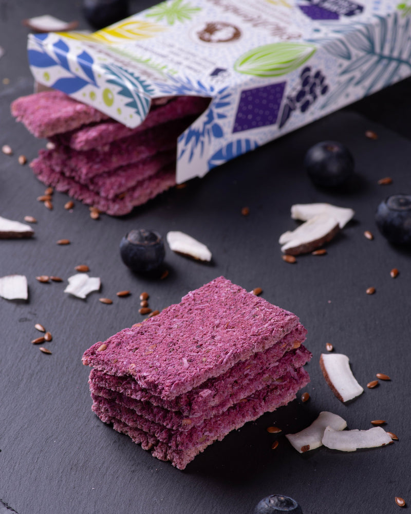 Bio Rohkost Kekse mit schwarzen Johannisbeeren, ohne Zuckerzusatz und glutenfrei von Elly Momberg, für Diabetiker. Zeigt Verpackung und Kekse 

