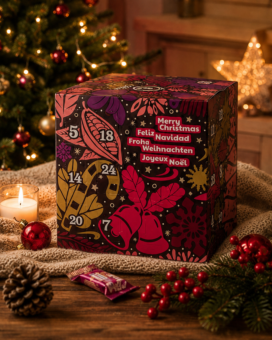 Veganer Adventskalender Deluxe 2026 von Elly Momberg mit 24 Überraschungen ohne Zuckerzusatz, glutenfrei, keto freundlich, und für Diabetiker geeignet Diät. Zeigt Adventskalender vor Weihnachtsbaum