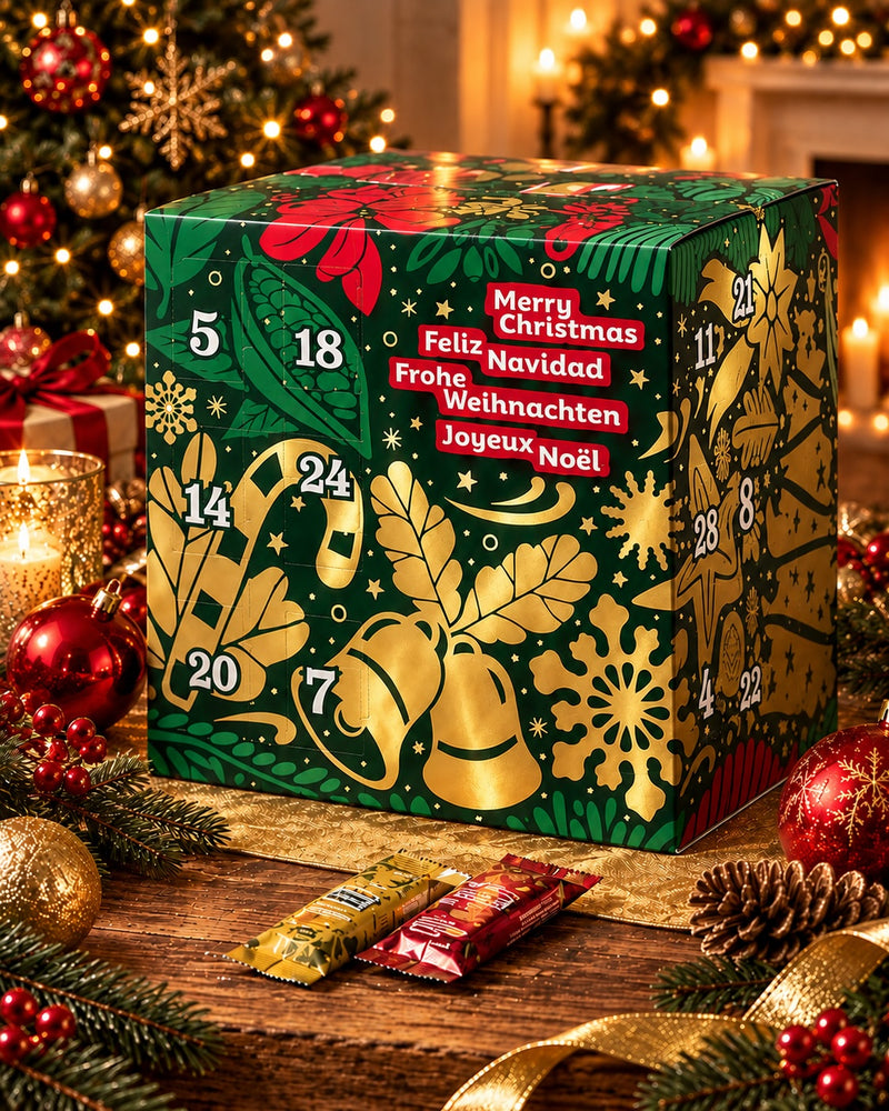 Veganer Adventskalender Deluxe 2026 von Elly Momberg mit 24 Überraschungen ohne Zuckerzusatz, glutenfrei, keto freundlich, und für Diabetiker geeignet in der Farbe grün. Zeigt Adventskalender vor Weihnachtsbaum